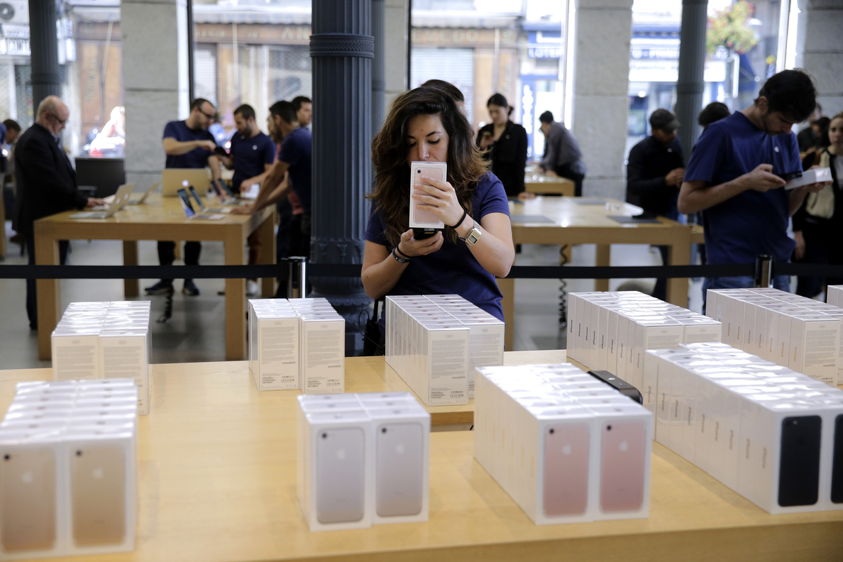 Las ventas de iPhone en el último trimestre caen un 5,2 %