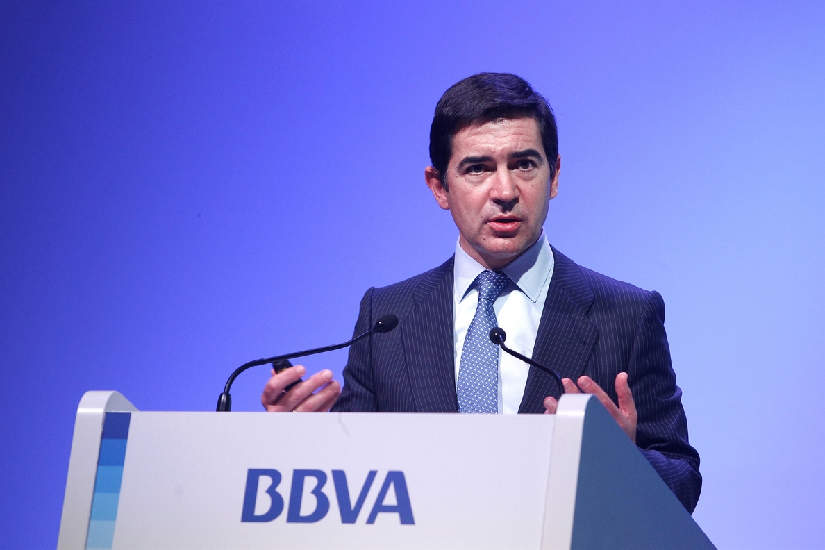 (Amp) BBVA cerrará 100 oficinas y ajustará unos 500 empleos en España en 2016 adicionales a las salidas de CX