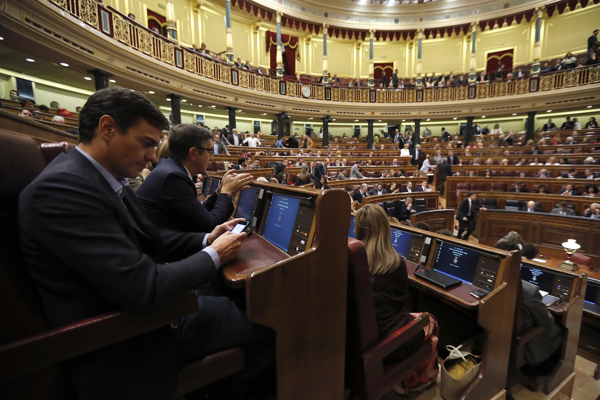Sánchez y sus afines no aplauden durante el discurso del portavoz socialista