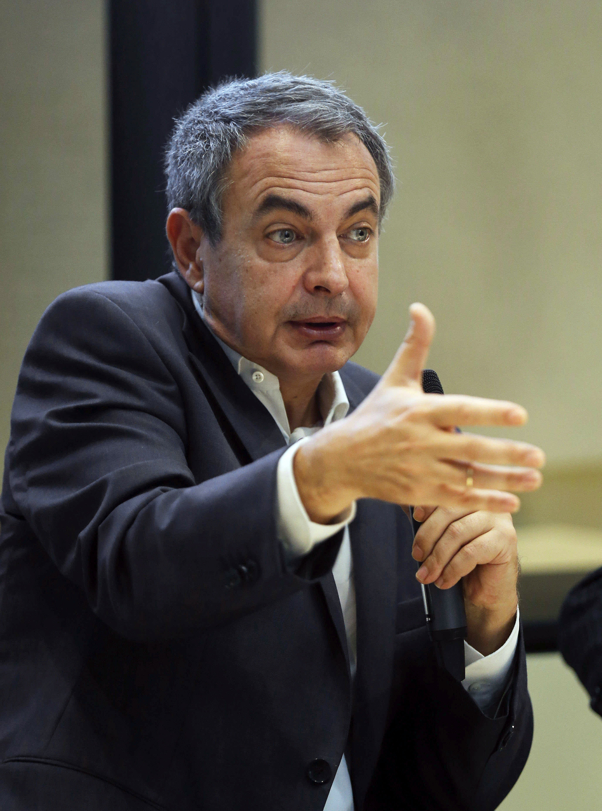 Zapatero defiende «limitar las ambiciones» debate soberanista en primera fase