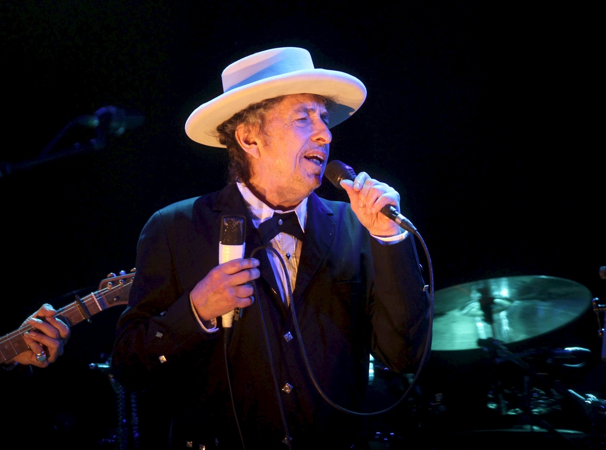 Bob Dylan acepta el Nobel pero no confirma si asistirá a la gala de entrega
