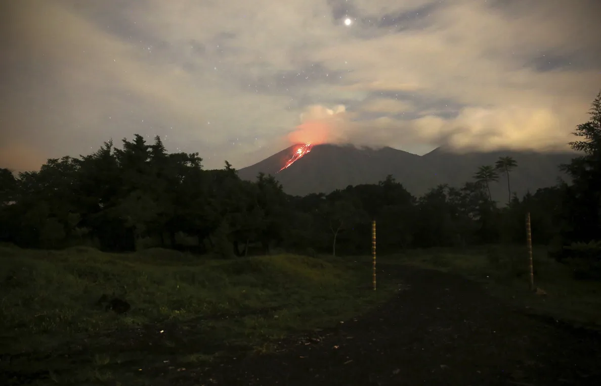 El Volcán de La Palma entra en fase explosiva y llega al centro de Todoque