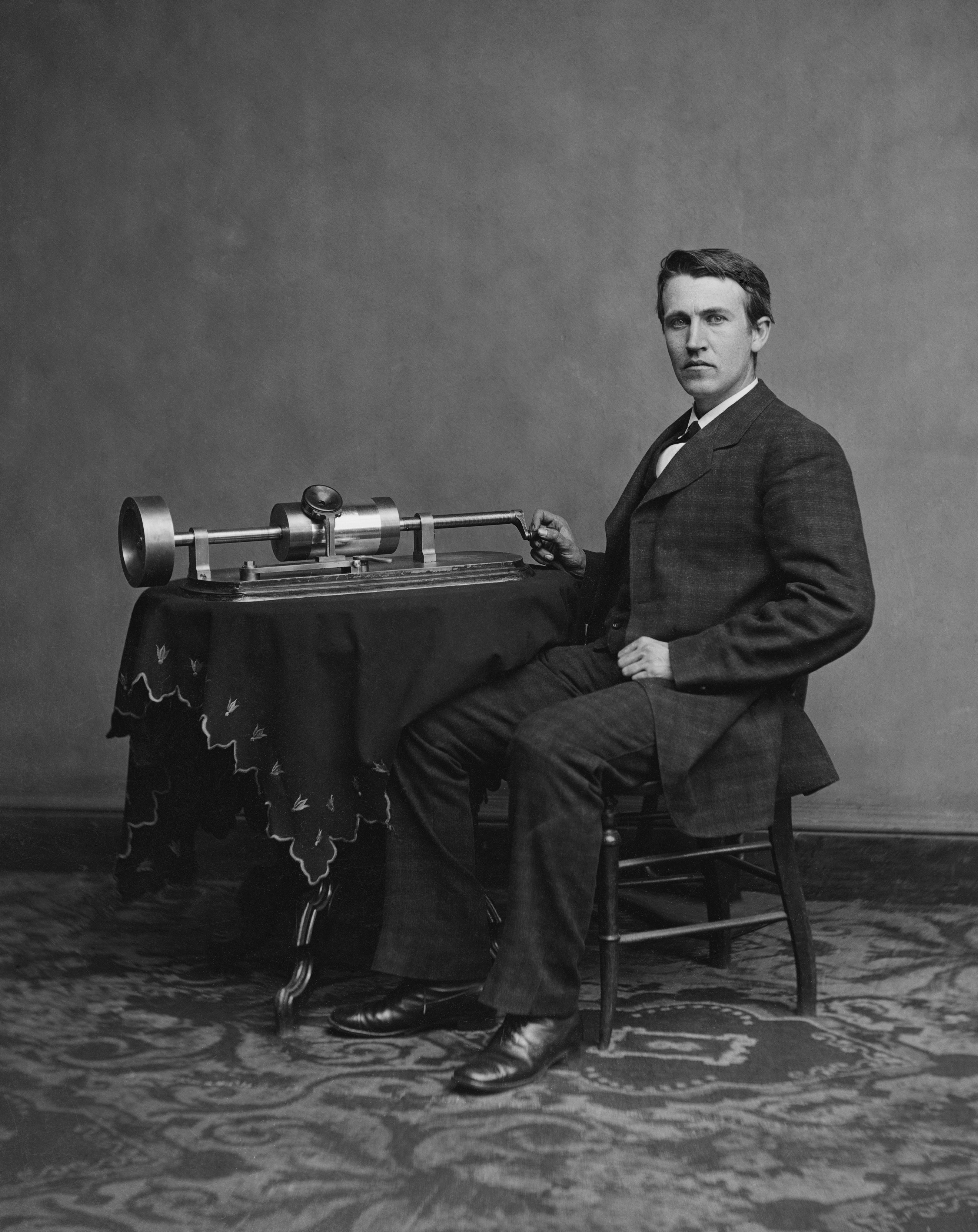 Thomas Edison inventa el fonógrafo, el primer aparato en reproducir sonidos