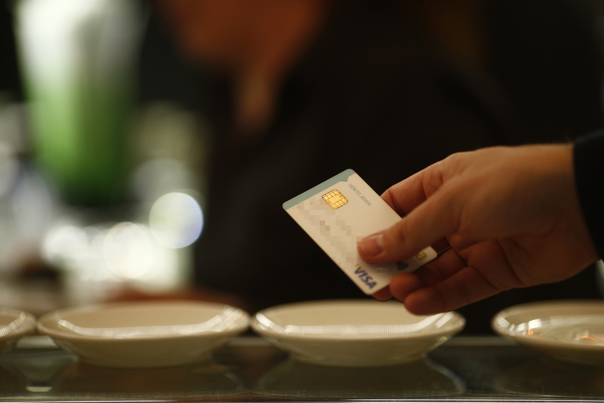 ¿Quién es más consumista? Los hombres gastan un 23% más con tarjetas de crédito