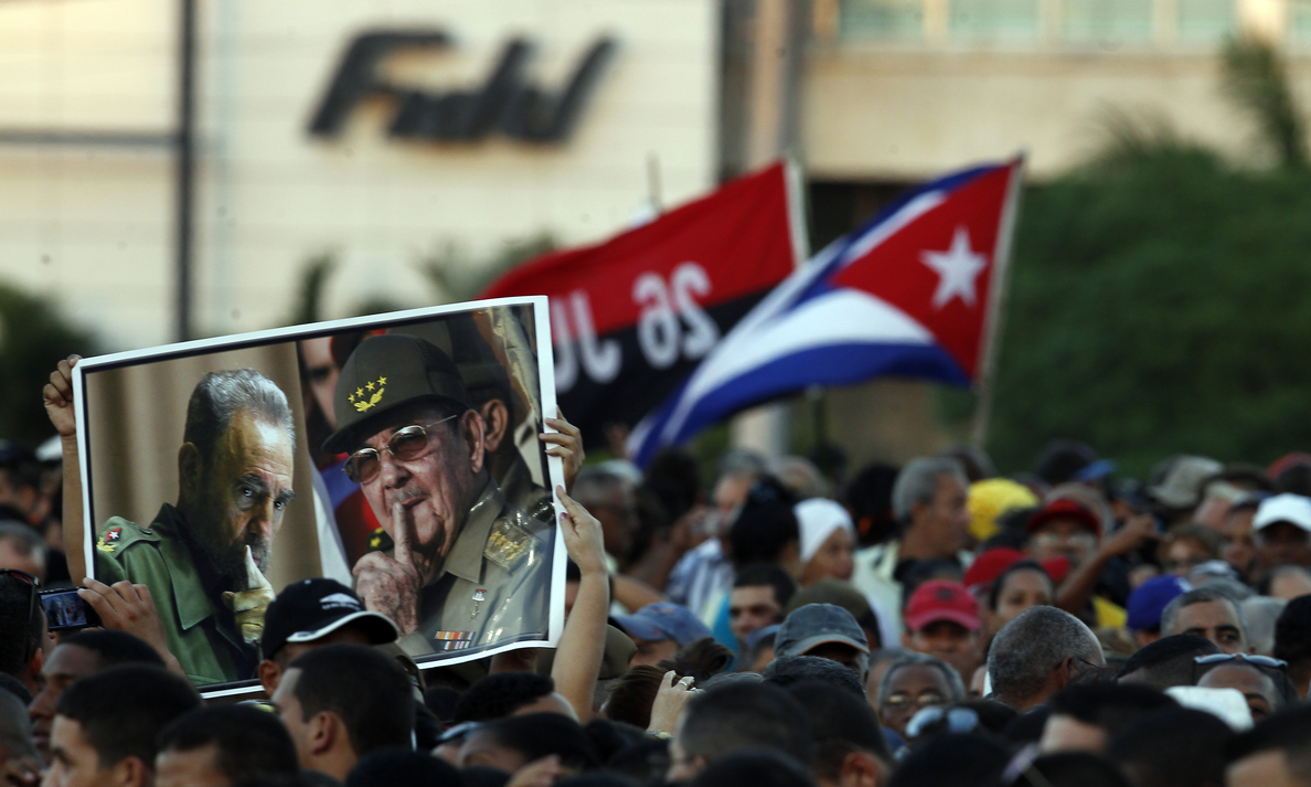 Cientos de miles de personas llenan la Plaza de Revolución para despedir a Fidel