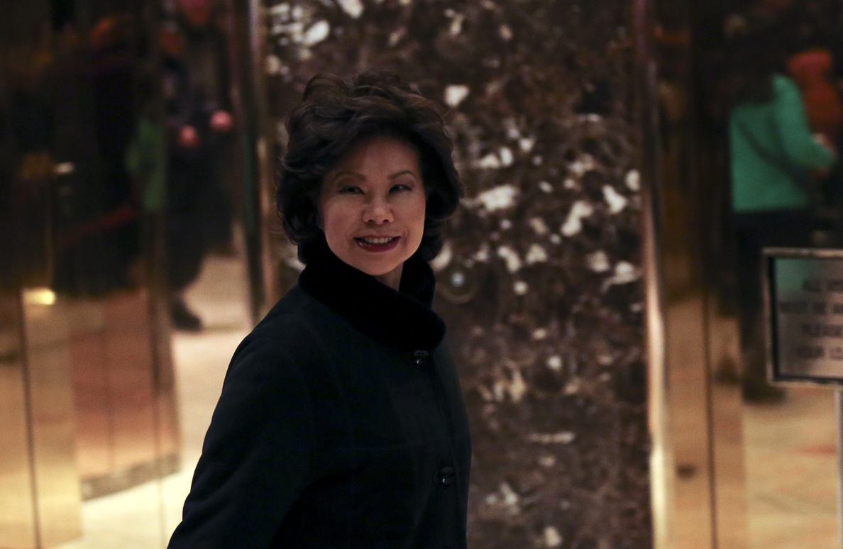 Elaine Chao elegida por Trump como futura secretaria de Transporte
