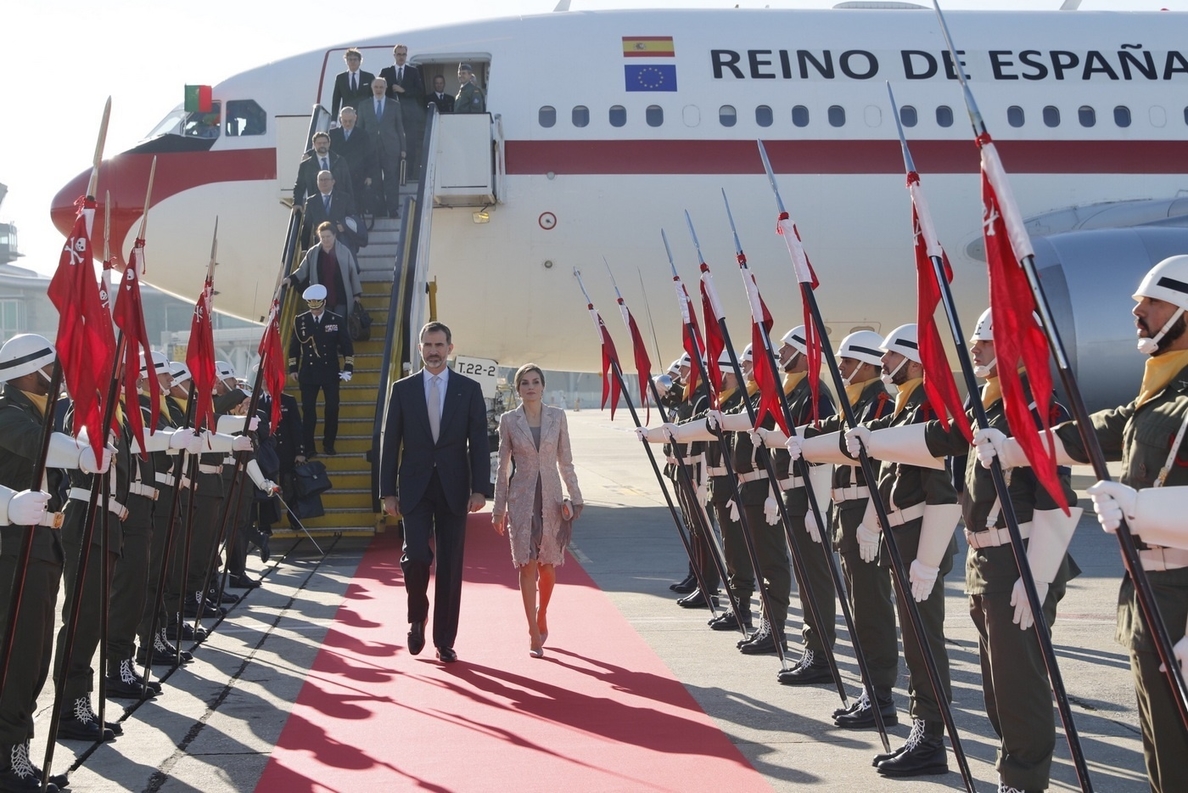 El Rey defiende la amistad con Portugal ante la Asamblea nacional y recibe el silencio de diputados de izquierda