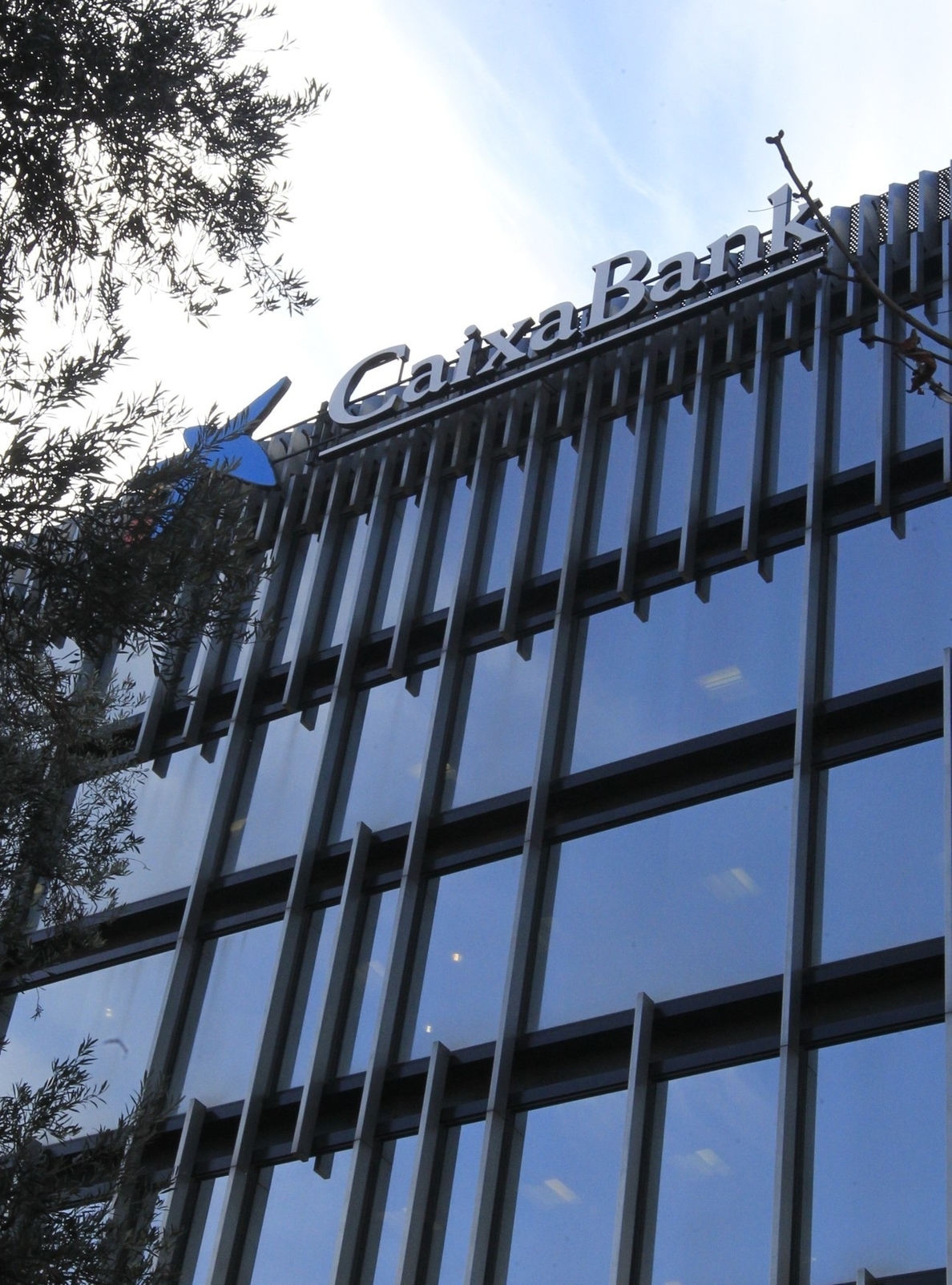 CaixaBank reorganiza su cúpula por BPI y la gestión de riesgos