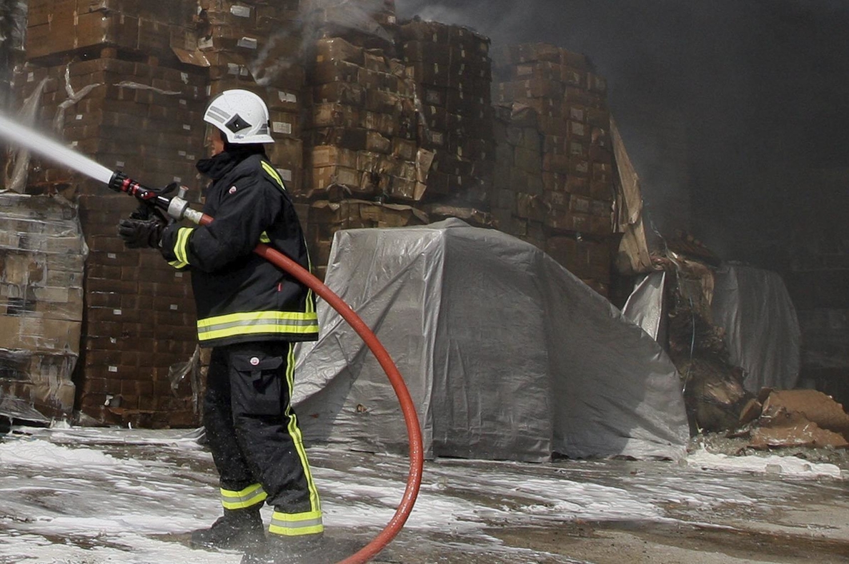 Incendio, ya controlado, en dos naves de tratamiento de neumáticos en Toledo