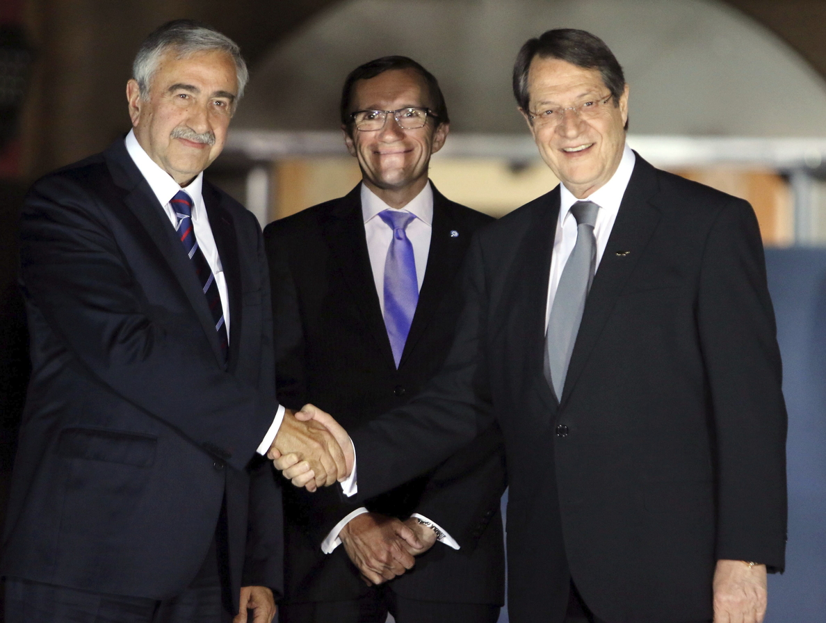 Los líderes chipriotas vuelven a la mesa del diálogo de paz tras una crisis en Suiza