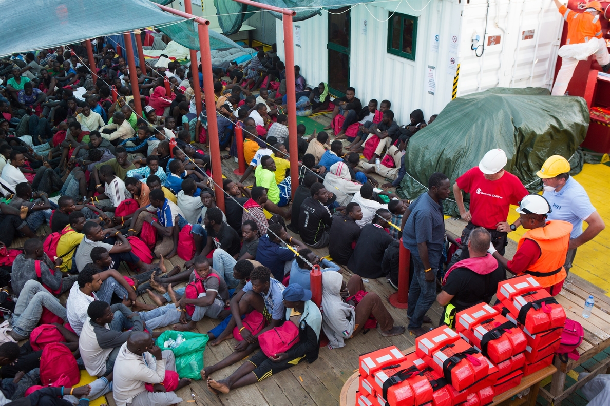 Save the Children vuelve a puerto tras salvar a 2.600 personas en el Mediterráneo con el Vos Hestia