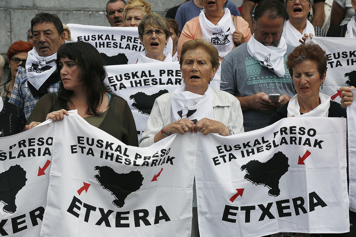 La APAVT pide prohibir concentraciones de Etxerat de apoyo a los presos de ETA