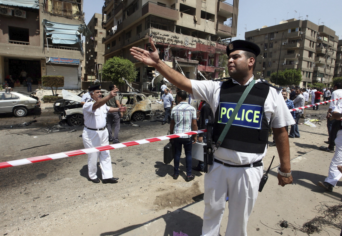 Cuatro policías muertos por la explosión de una bomba en El Cairo