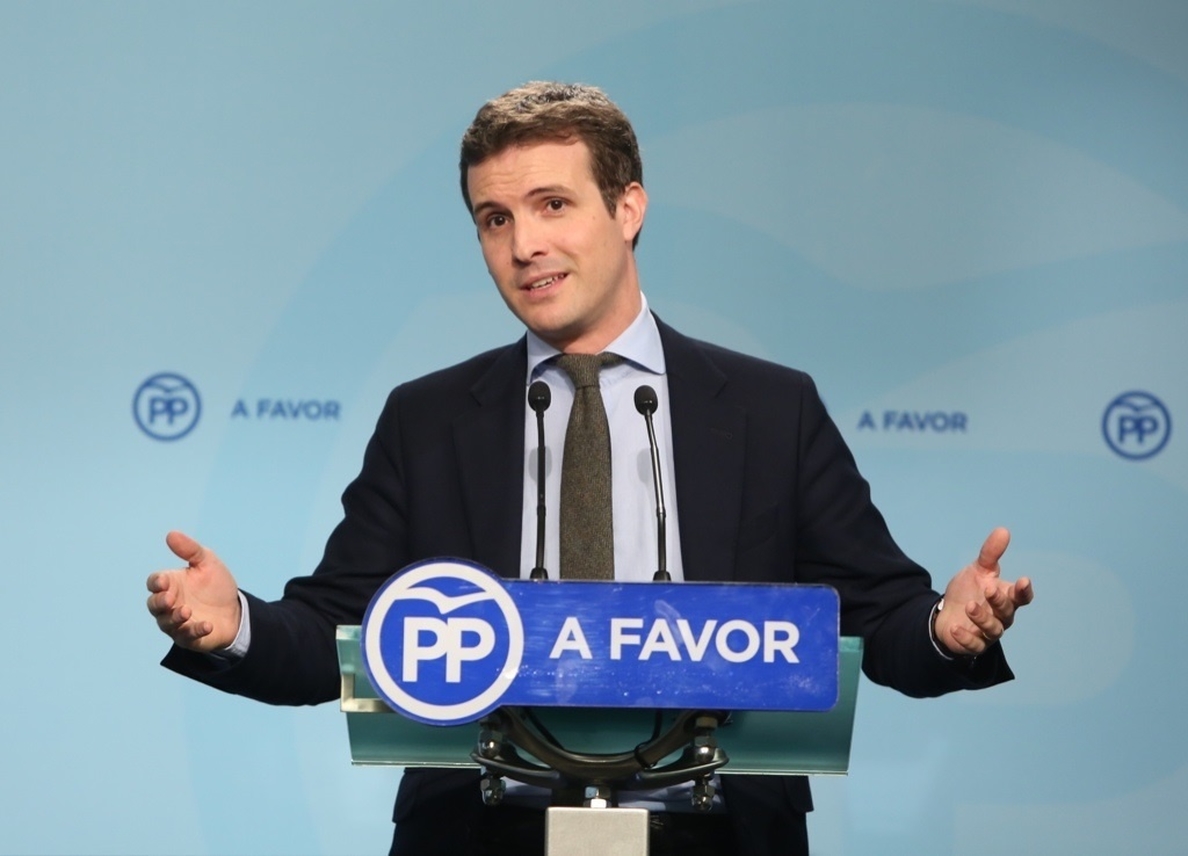 Casado defiende un presidente del PP elegido a doble vuelta frente a las primarias de Cifuentes