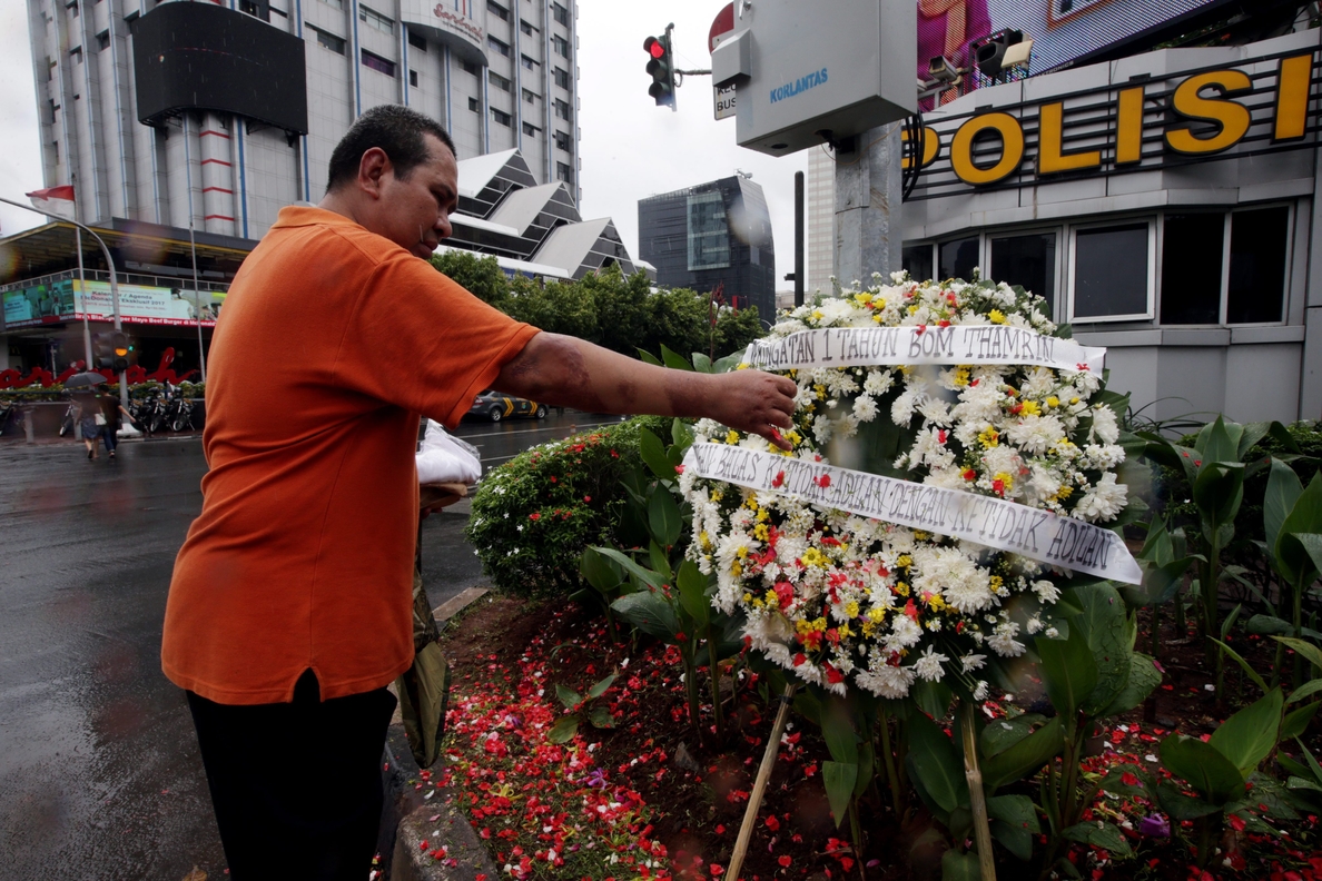 Rinden homenaje a las víctimas del ataque del EI en Yakarta hace un año