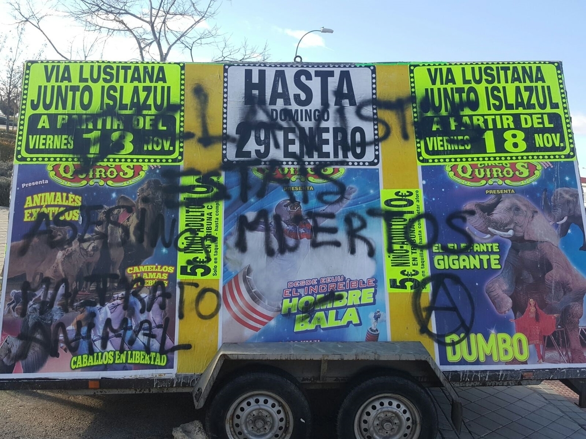 Circo Quiros denuncia pintadas, amenazas de muerte y agresiones por parte de un grupo de animalistas