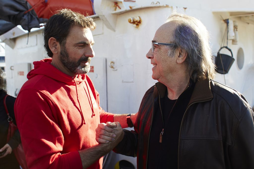 Serrat estrena un videoclip para ‘Mediterráneo’ en apoyo a los refugiados