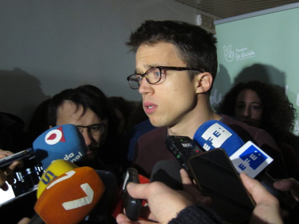 Errejón dice que «no es un mal paso» el perdón de Cospedal a las familias del Yak 42 y pide a Rajoy que «no se esconda»