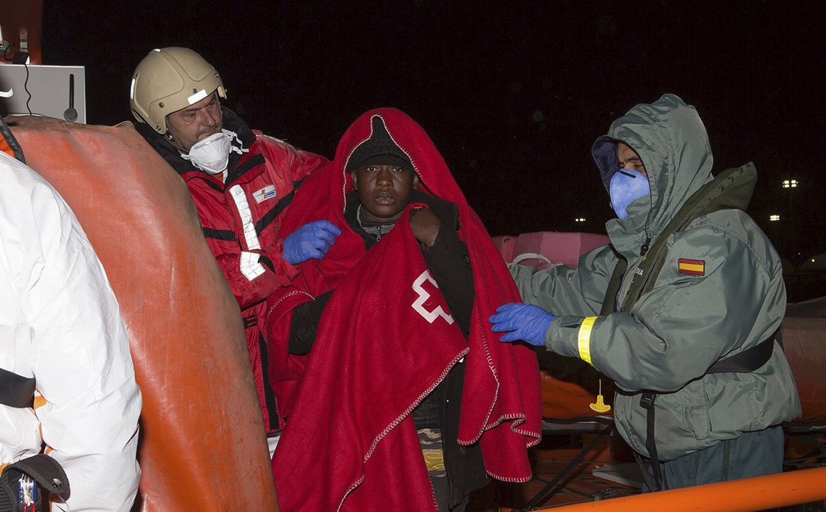 Llegan al puerto de Motril las 19 personas rescatadas de una patera