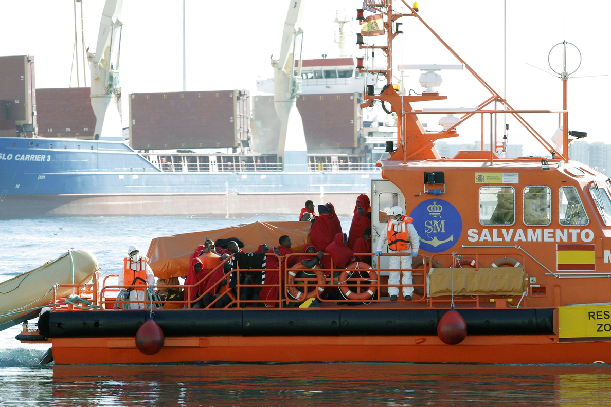 Rescatan a 44 inmigrantes de una patera a 27 millas al sur Almería