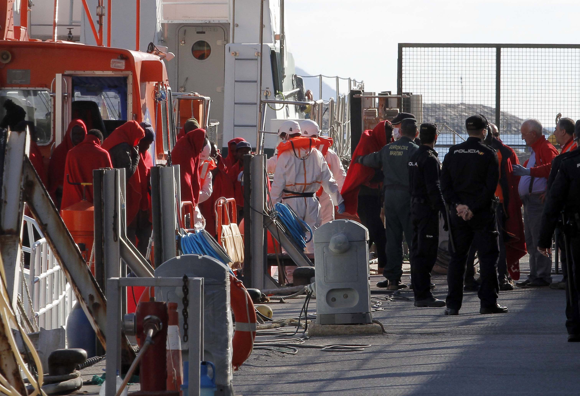 Llegan al puerto de Almería los 34 inmigrantes que alcanzaron isla de Alborán