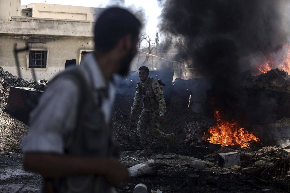 El EI quema neumáticos y barriles de crudo para evitar bombardeos en Deir al Zur