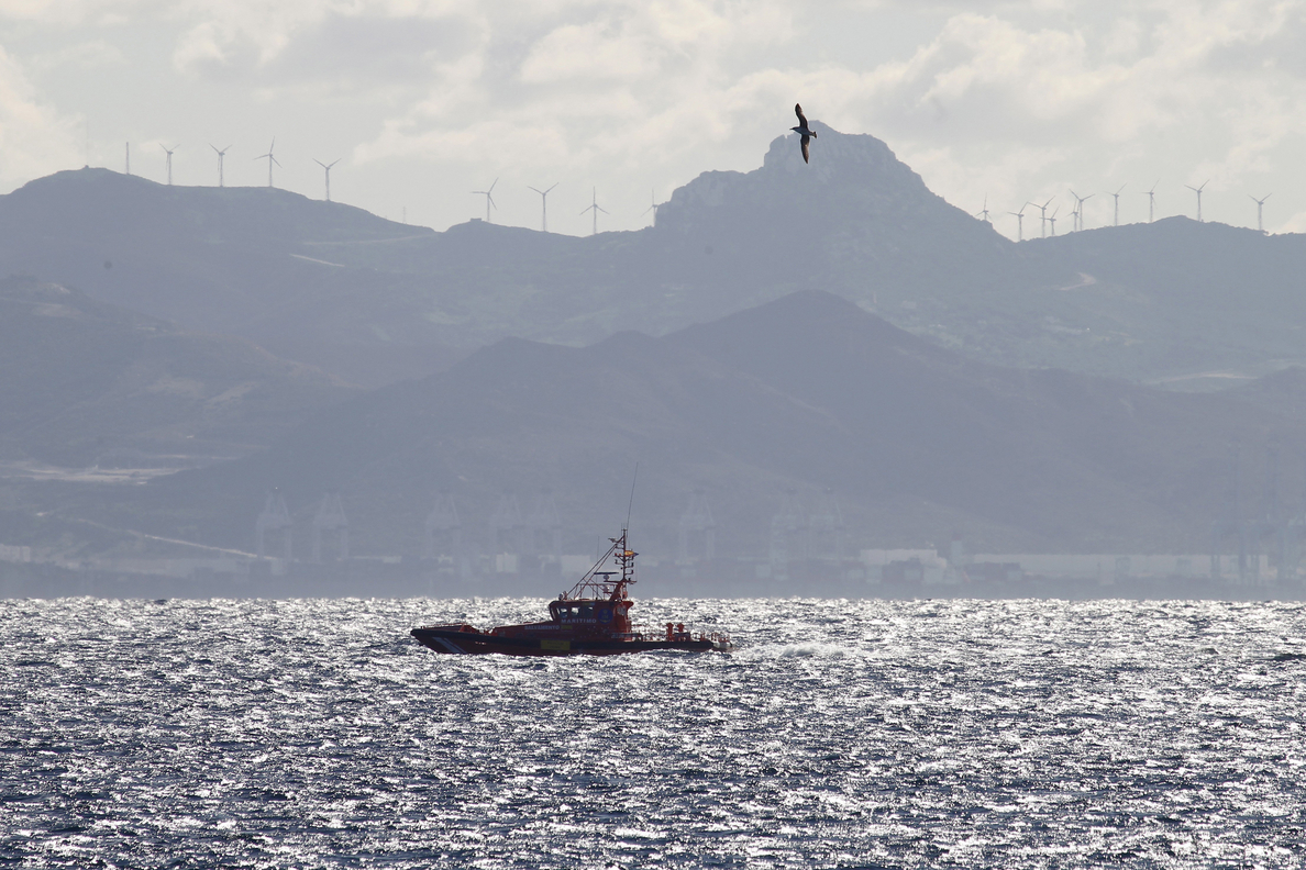 Rescatados 24 inmigrantes de una patera cerca de las costas de Algeciras