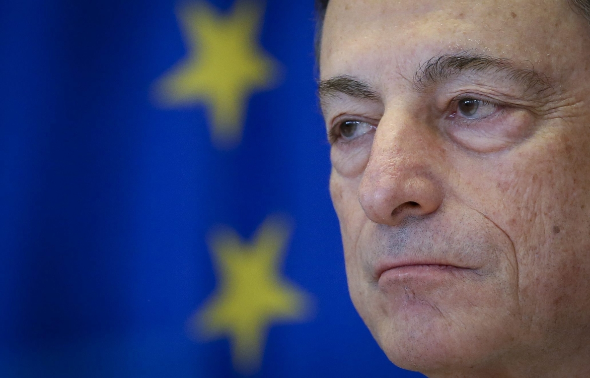 Draghi dice que el BCE no ha discutido reducir los estímulos monetarios