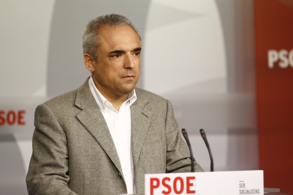 Simancas confirma que está con Patxi López y ve «respetable» que Sánchez «se pasee por las agrupaciones»