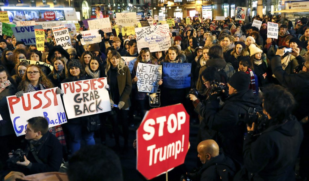 Centenares de estadounidenses se unen en Madrid a las protestas contra Trump