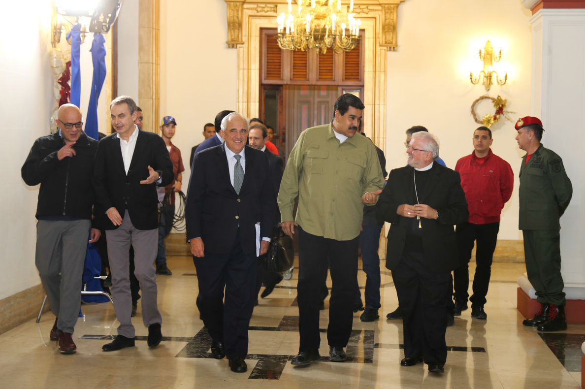 Maduro se reúne en Caracas con los mediadores de la mesa de diálogo