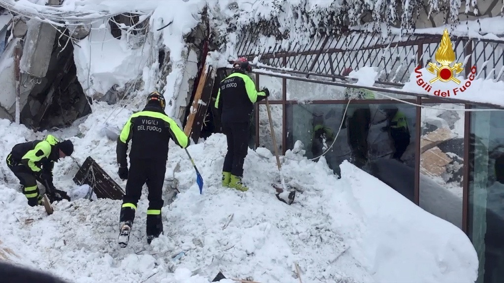 Rescatadas una madre y su hija del hotel sepultado por la avalancha en Italia