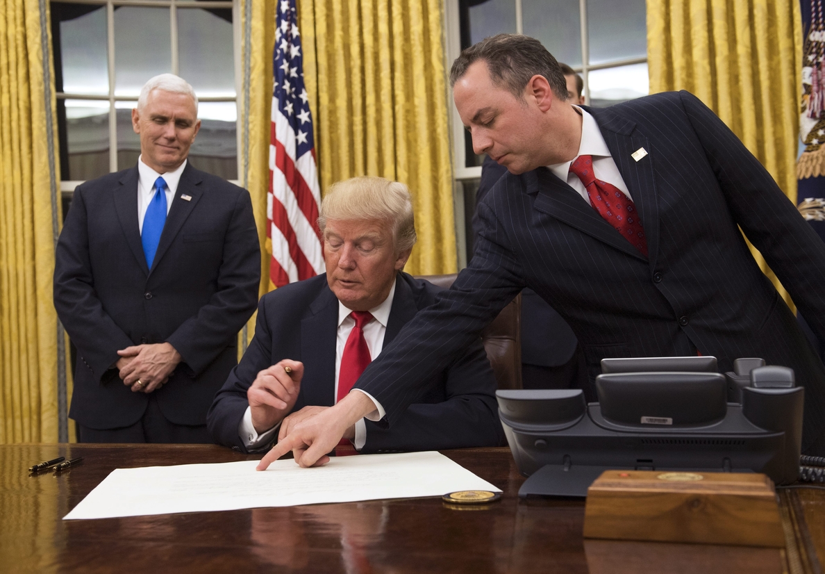 Trump firma una orden ejecutiva para «aliviar las cargas» de la reforma sanitaria