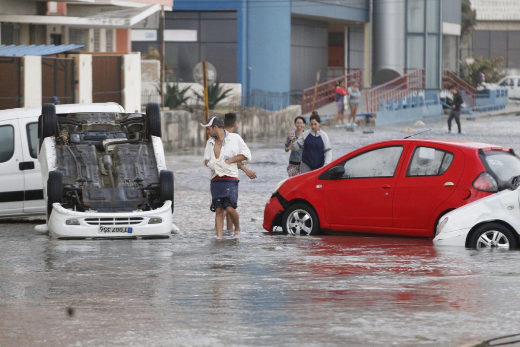 El Malecón y barrios de La Habana, afectados por fuertes inundaciones costeras