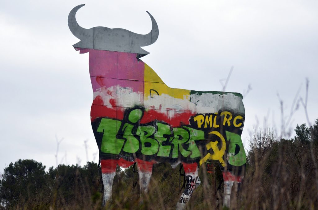Pintan el toro de Algaida de la carretera de Manacor en «solidaridad» con Reconstrucción Comunista