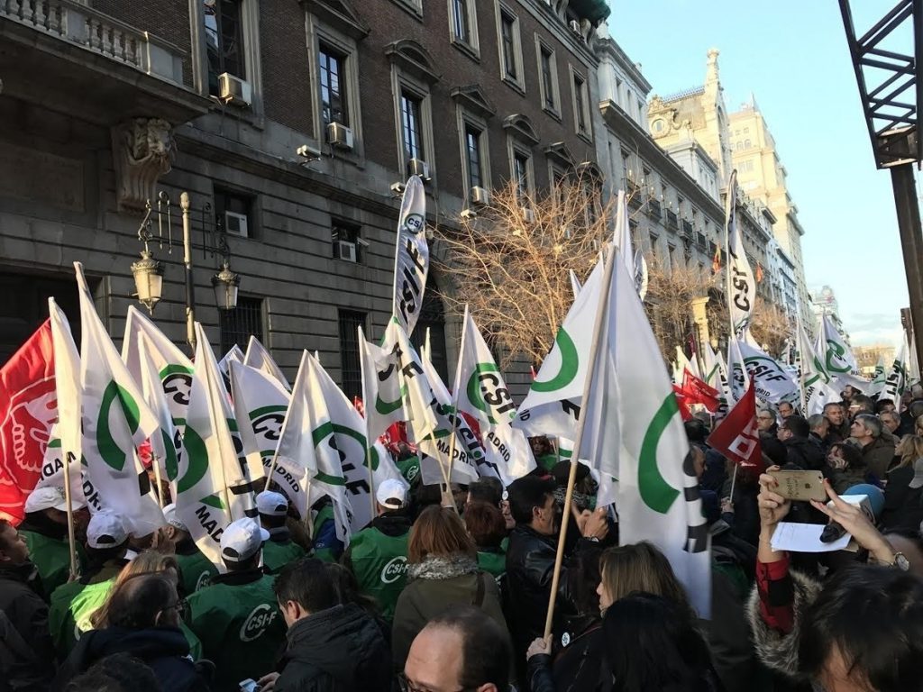 Centenares de empleados públicos protestan frente a la sede de Hacienda para reclamar las 35 horas semanales