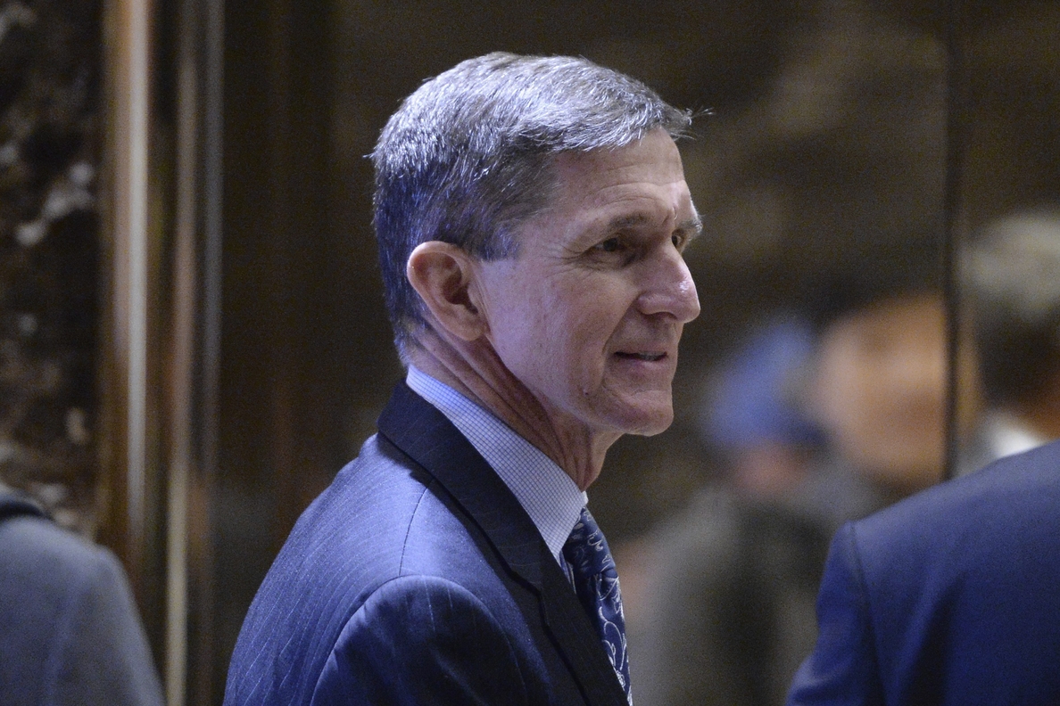 Flynn dimitió porque su situación se hizo «insostenible», según una asesora de Trump