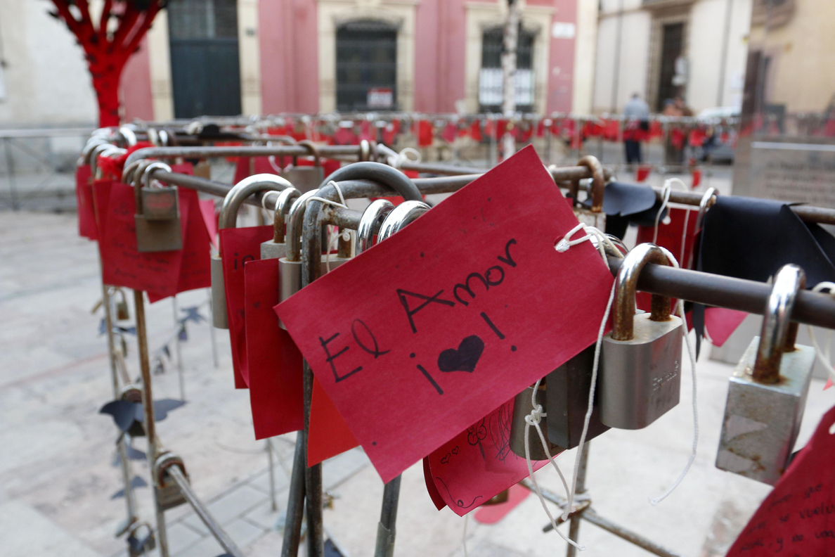 Tras las huellas de San Valentín en el casco histórico de Almería