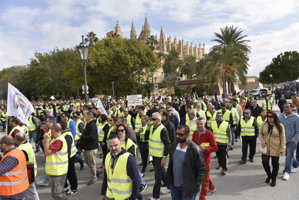 Los taxistas bloquean Palma y amenazan con un gran colapso en Semana Santa