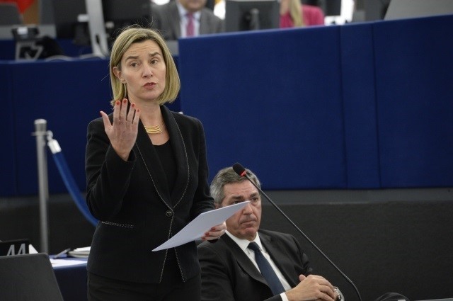 La Defensora del Pueblo de la UE ve «discriminatorio» que el Servicio Europeo Exterior no pague a todos sus becarios