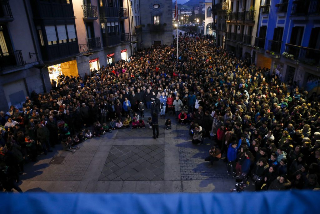 Cientos de personas condenan la violación de una menor en Tolosa