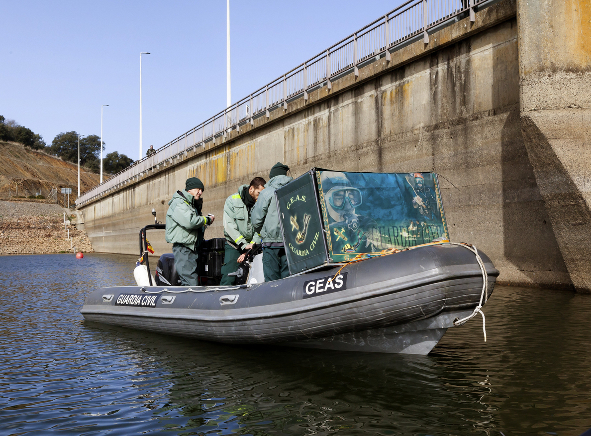 Submarinistas de Guardia Civil rastrean pantano en busca de Manuela Chavero