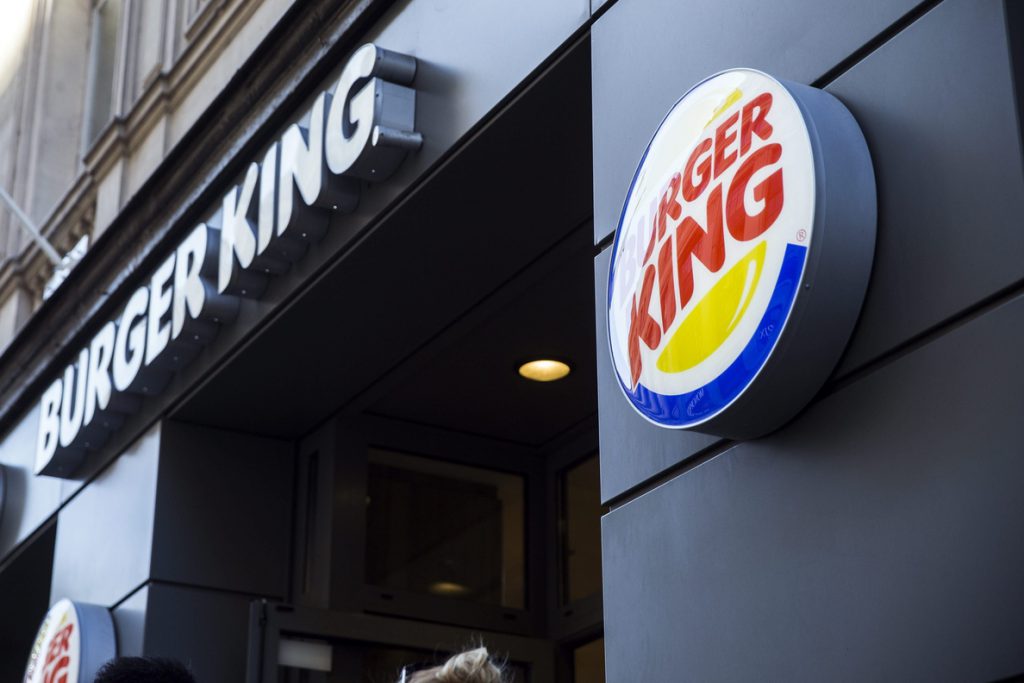 Burger King compra Popeyes por 1.800 millones de dólares