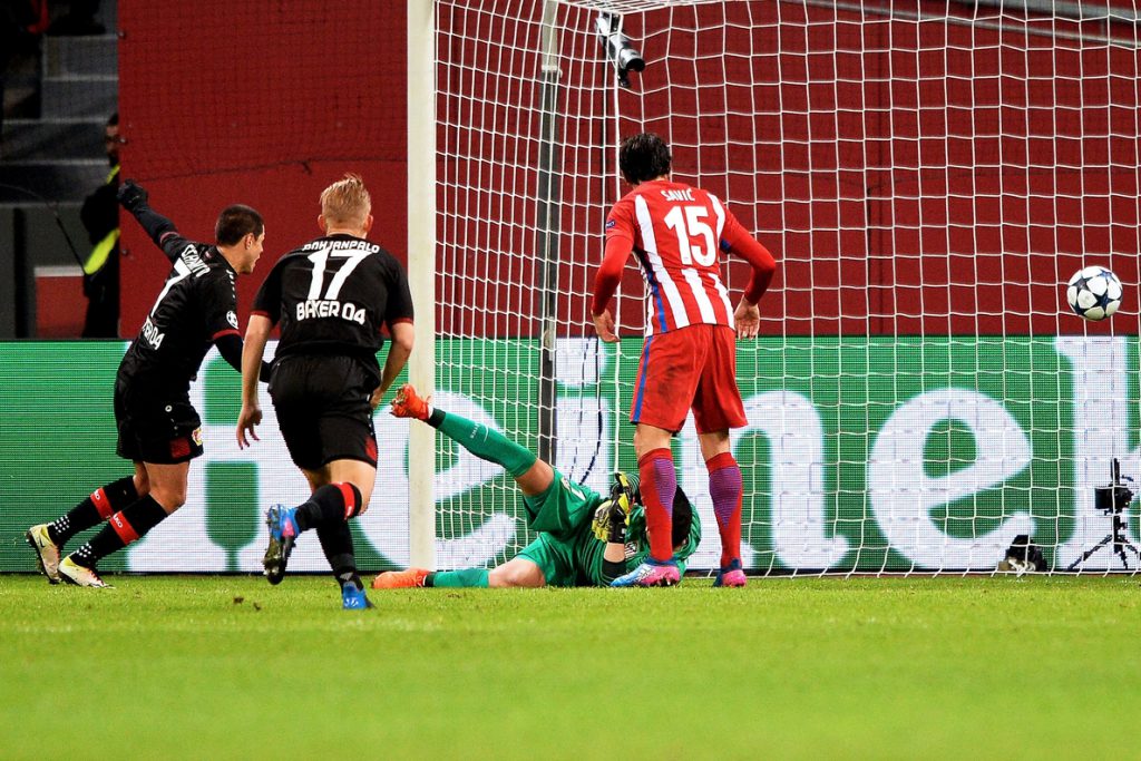 El Atlético vence y encarrila la eliminatoria en Leverkusen (2-4)