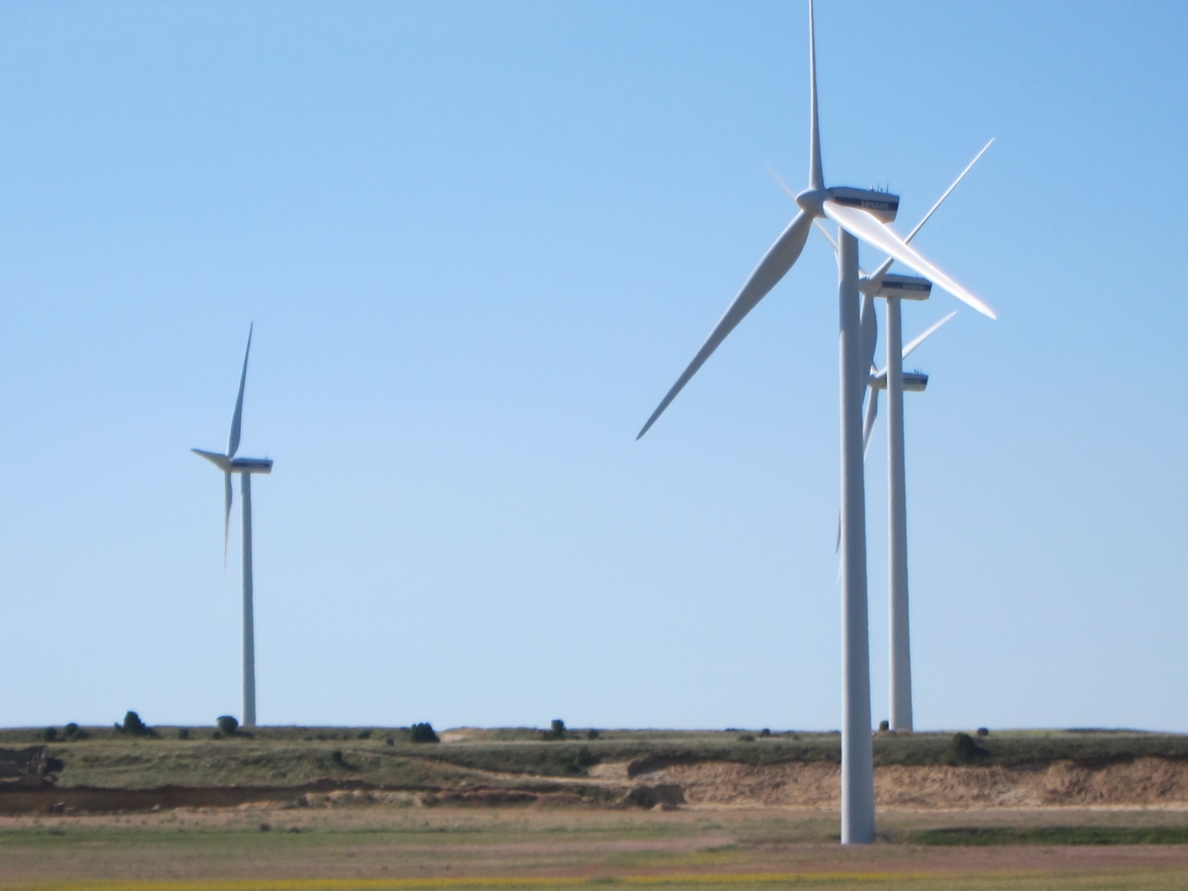 (Ampl.) Energía revisa los precios de referencia para retribuir a las renovables hasta 2019