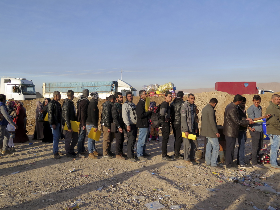 El dilema de los civiles de Mosul entre permanecer o arriesgarse a huir