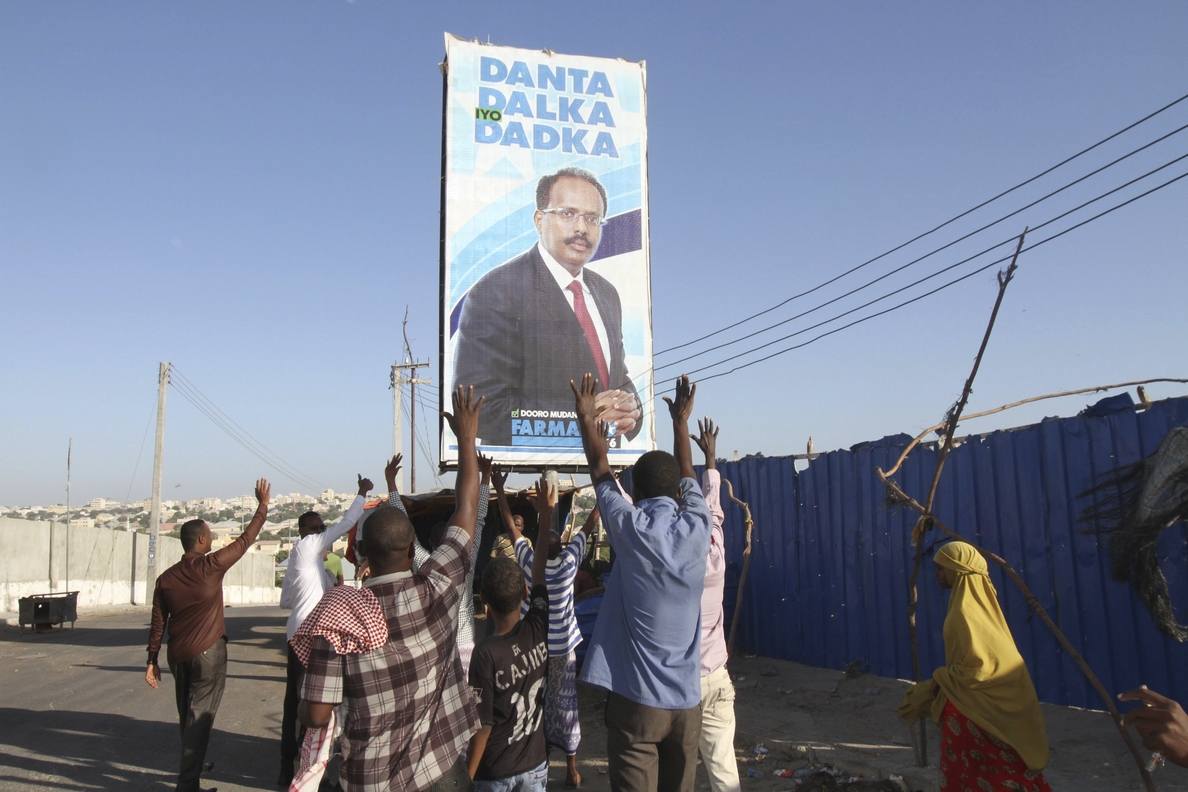 El nuevo presidente de Somalia jura el cargo y promete restaurar la paz