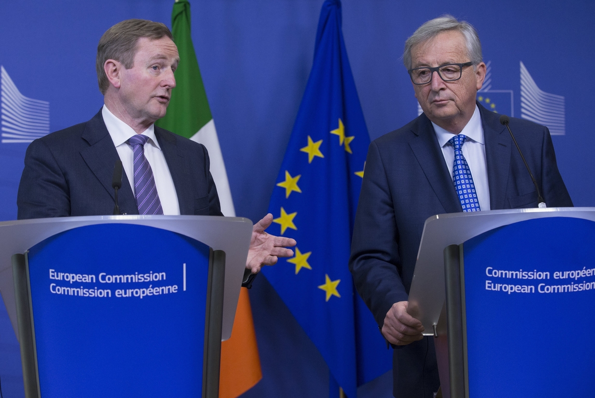 Juncker pide que no haya «fronteras duras» en Irlanda tras el «brexit»