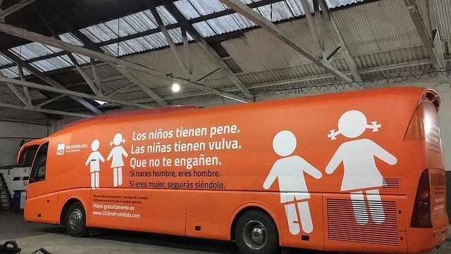 El autobús de HazteOír incendia las redes por sus mensajes transfóbicos