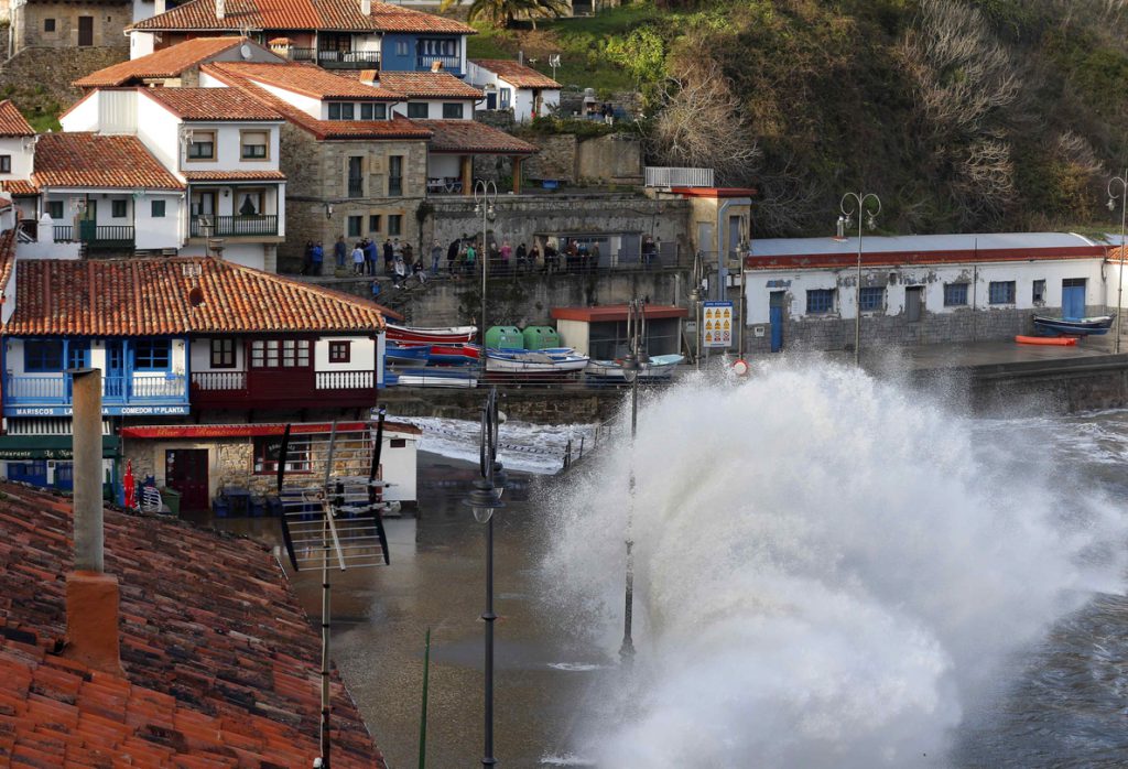 Olas de hasta 11 metros causan desperfectos en la costa asturiana